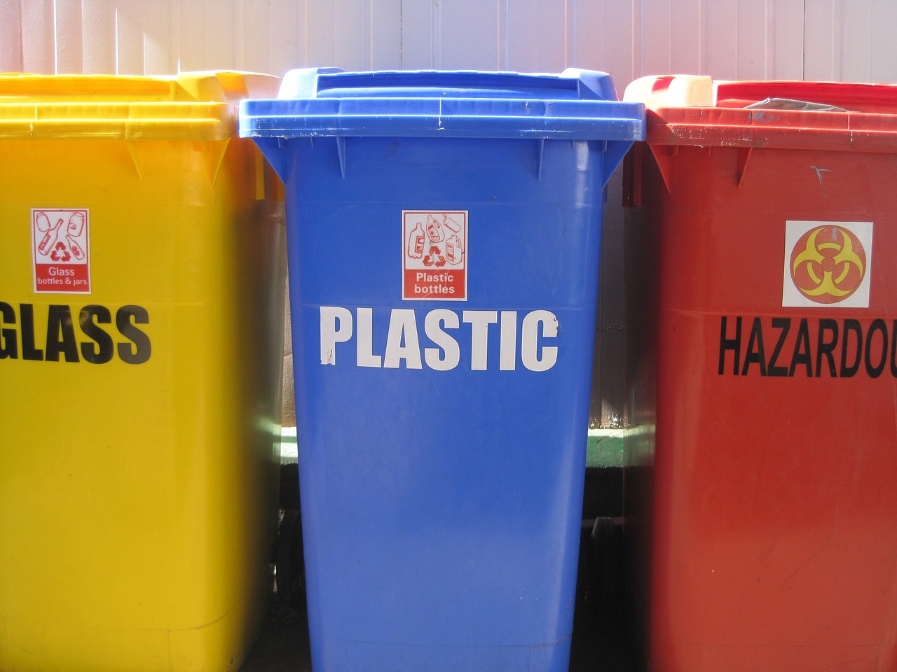 ¿Cuáles son los colores de los contenedores de basura?