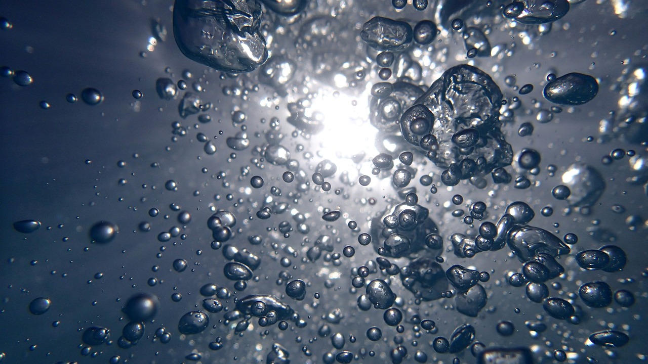 ¿Por qué salen burbujas en el agua de la piscina?