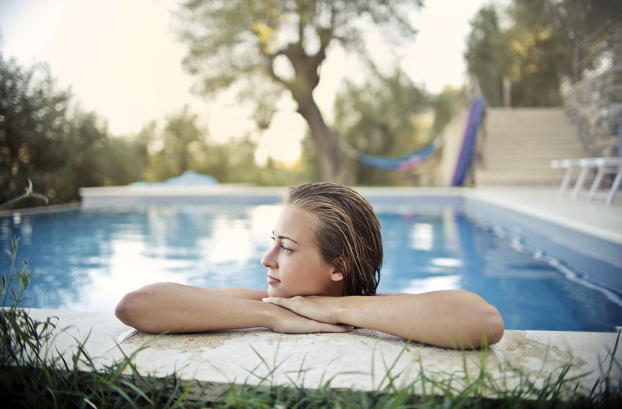 ¿Que se puede poner debajo de la piscina?