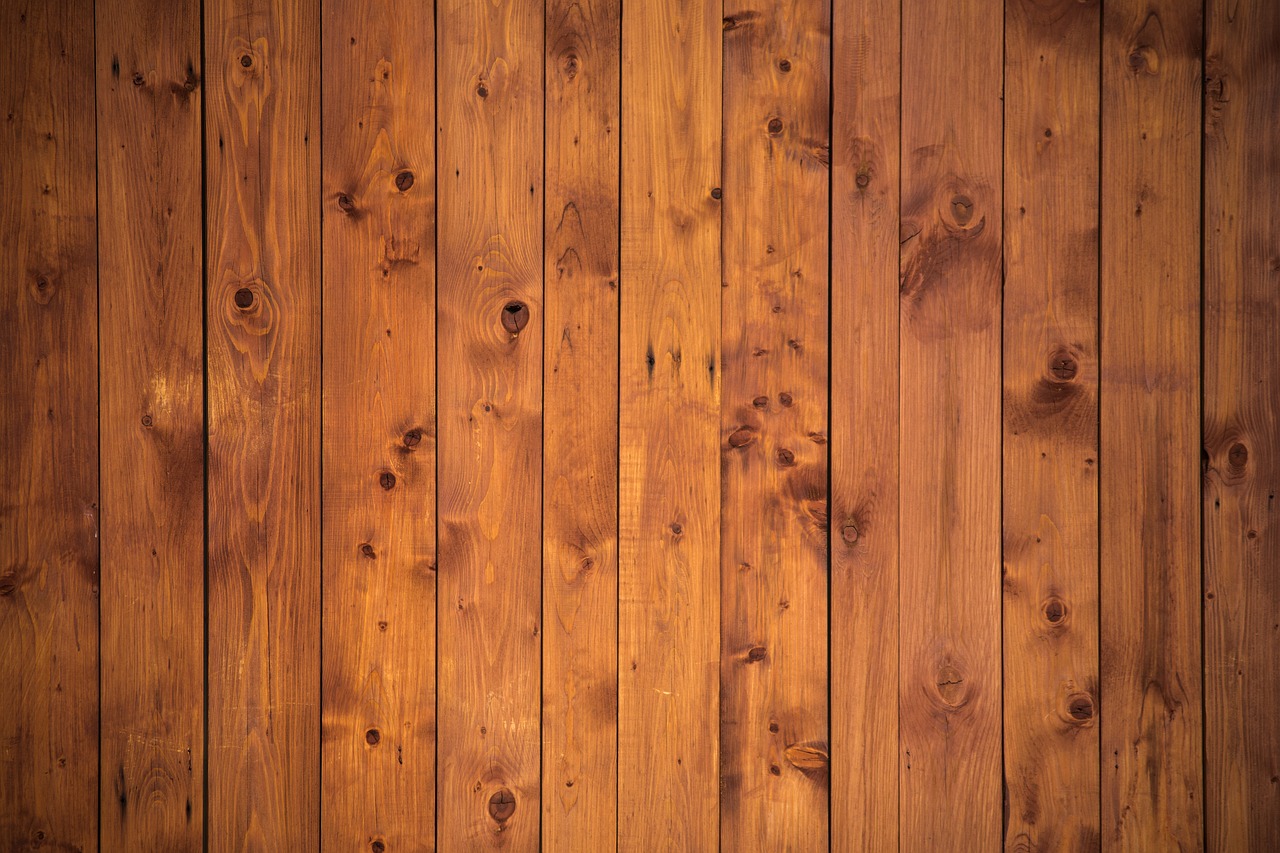 ¿Cómo se llama la madera que se pone en las esquinas de la pared?