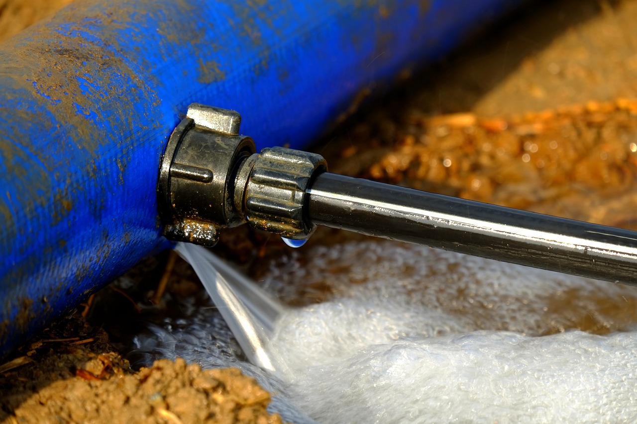 ¿Cómo puedo tapar una fuga de agua?