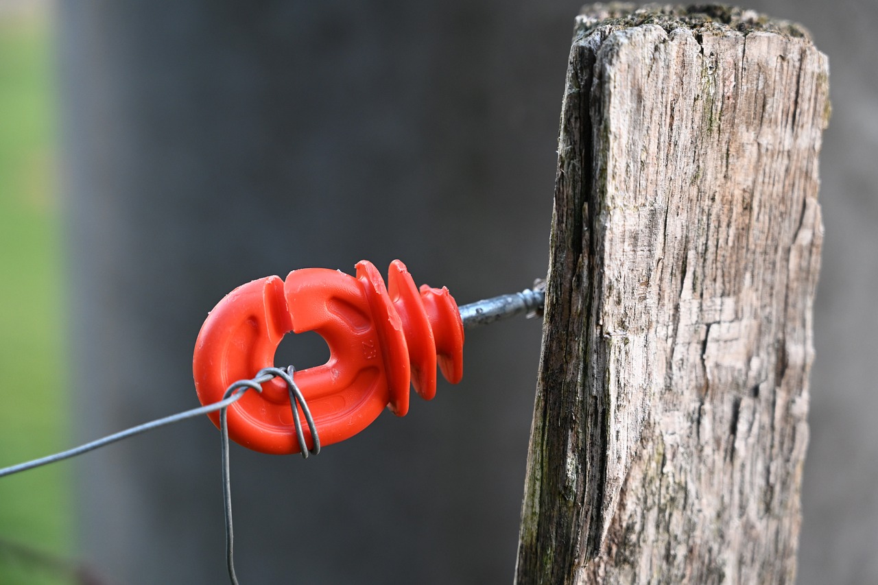 ¿Como debe ser la cubierta aislante de un cable?