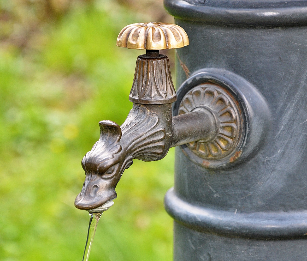 ¿Cómo tapar una fuga de agua en un tubo de PVC?